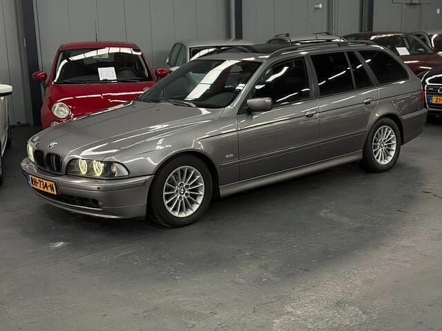 Grijs Occasion 2003 BMW 530 Lifestyle Stationwagen | € 3.249 - Afbeelding 1/4