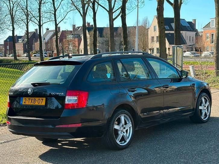 Occasion Skoda Octavia Ambition 105 PK (77 kW) 2014 Zwart Hatchback