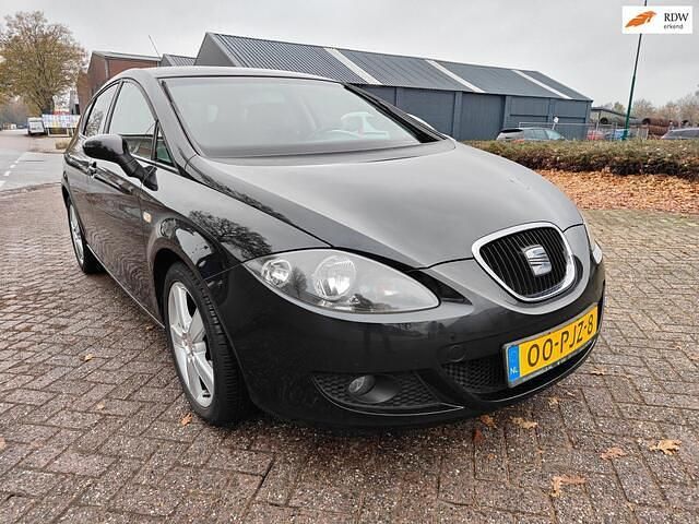 Zwart (metallic) Gebruikt 2007 Seat Leon Hatchback | € 2.850 (Eerlijke prijs) - Afbeelding 1/4