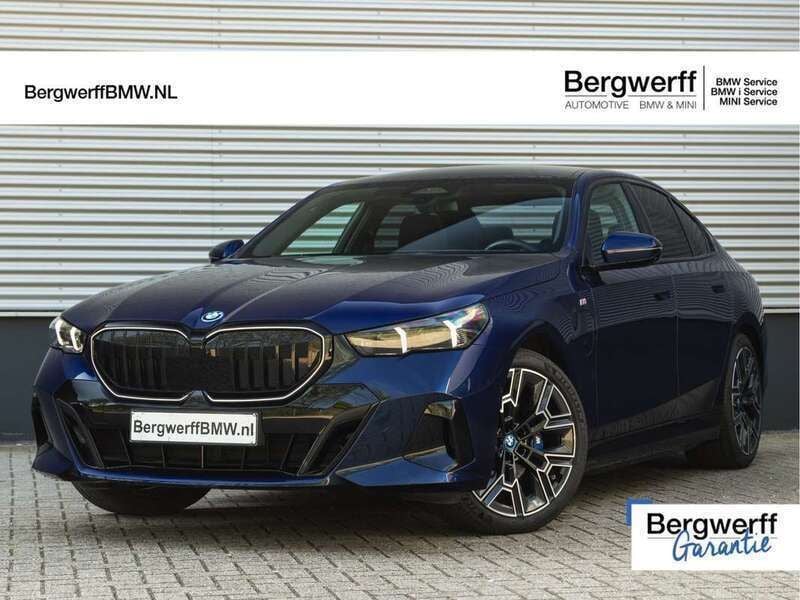 Blauw, metallic lak Gebruikt 2024 BMW 530 M Sport Sedan | € 69.875 - Afbeelding 1/4