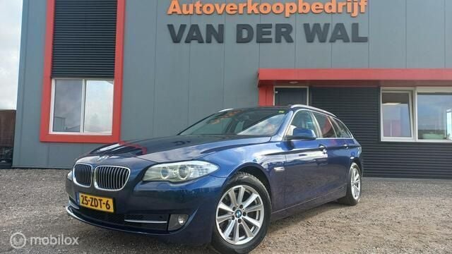 Blauw, metallic lak Gebruikt 2012 BMW 520 Executive Stationwagen | € 7.500 (Goede deal) - Afbeelding 1/4