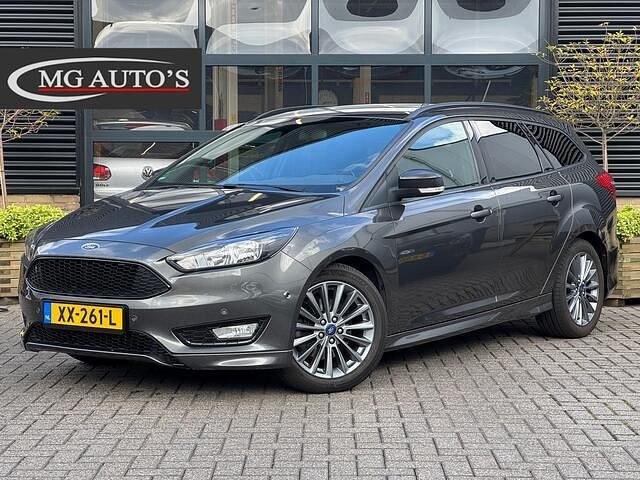 Grijs Occasion 2018 Ford Focus ST-Line Stationwagen | € 13.995 (Goede deal) - Afbeelding 1/4