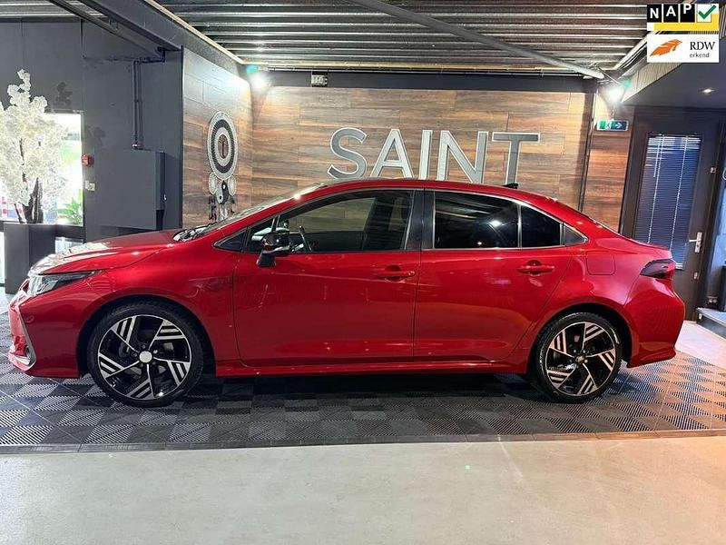 Rood Gebruikt 2019 Toyota Corolla Executive Sedan | € 16.999 (Super prijs) - Afbeelding 1/4