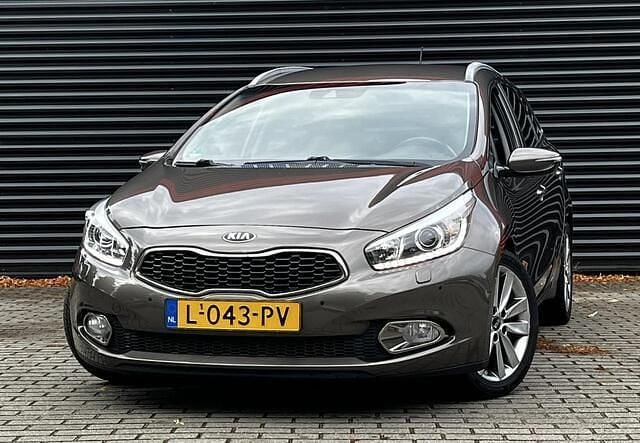 Grijs, metallic lak Gebruikt 2013 Kia Ceed Sportswagon Comfort Stationwagen | € 9.250 (Eerlijke prijs) - Afbeelding 1/4