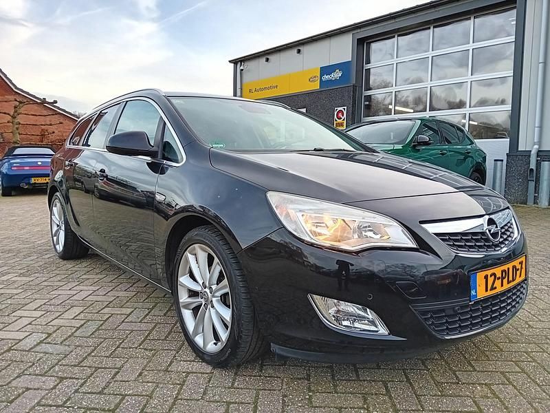 Zwart Gebruikt 2011 Opel Astra Cosmo Stationwagen | € 5.695 (Iets duurder) - Afbeelding 1/4