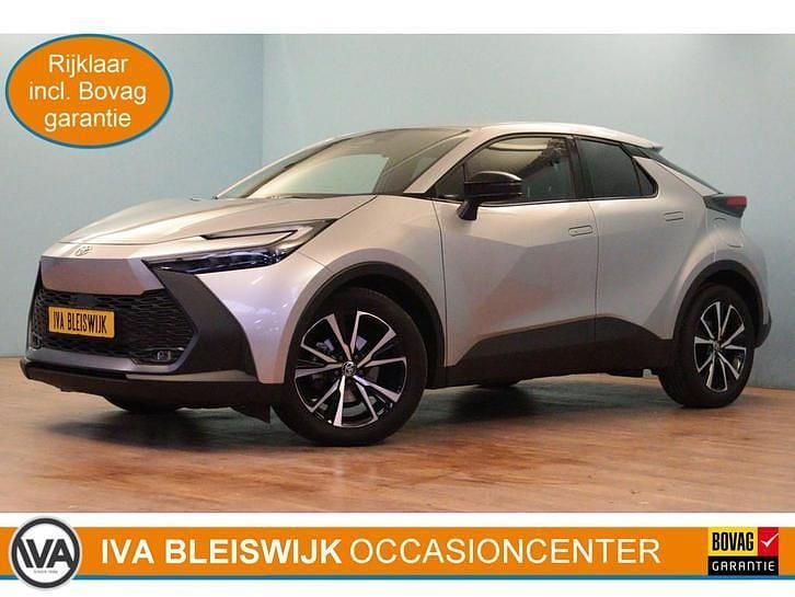 Grijs Occasion 2025 Toyota C-HR SUV | € 32.777 (Super prijs) - Afbeelding 1/3