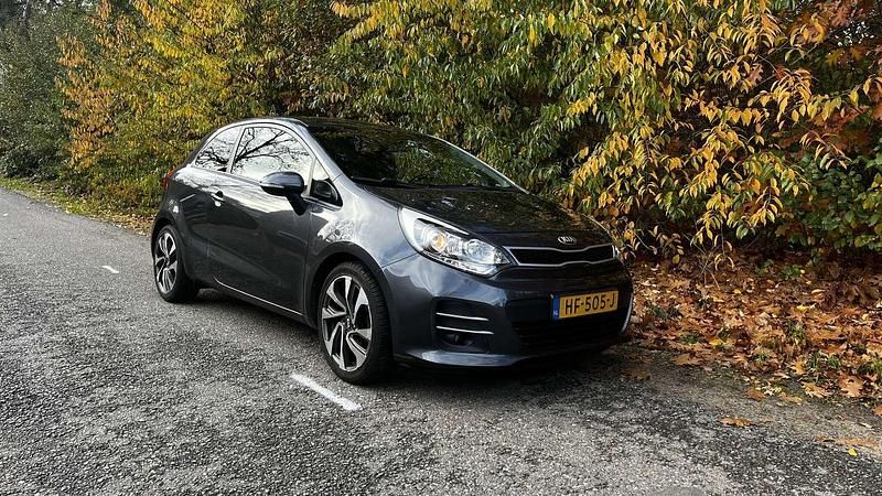 Grijs Gebruikt 2015 Kia Rio MPV | € 8.750 (Eerlijke prijs) - Afbeelding 1/4