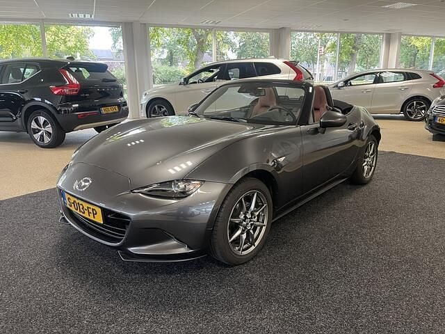 Grijs Gebruikt 2023 Mazda MX5 Luxury Cabriolet | € 29.900 (Goede deal) - Afbeelding 1/4
