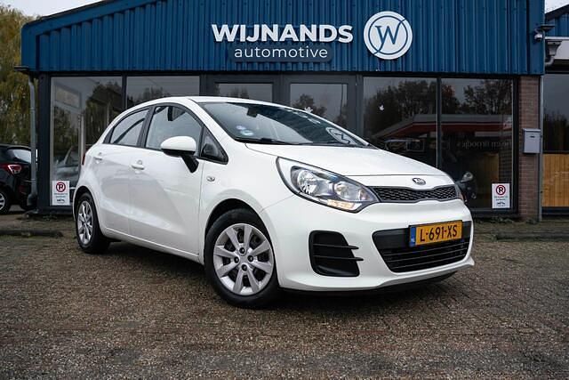 Wit Gebruikt 2016 Kia Rio Comfort Hatchback | € 8.495 (Eerlijke prijs) - Afbeelding 1/4