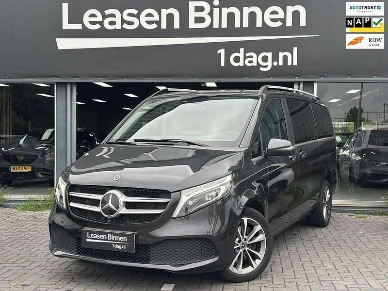 Grijs Gebruikt 2020 Mercedes V300 Avantgarde MPV | € 56.950 (Duur) - Afbeelding 1/4