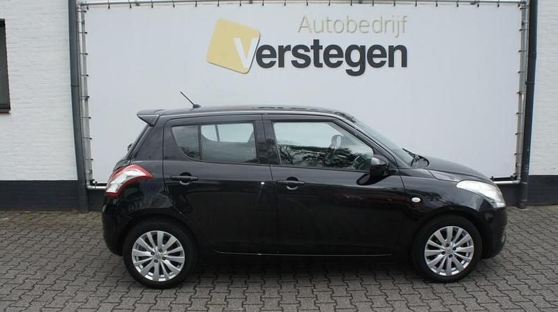 Zwart Gebruikt 2013 Suzuki Swift Hatchback | € 7.950 (Eerlijke prijs) - Afbeelding 1/4