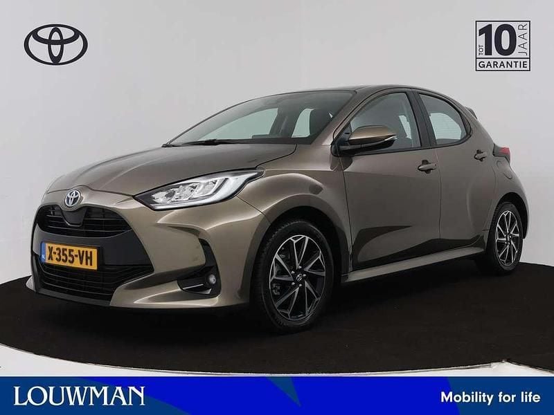 Groen Gebruikt 2024 Toyota Yaris Hybrid Business Edition Hatchback | € 23.945 (Eerlijke prijs) - Afbeelding 1/3