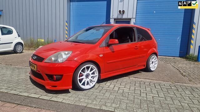 Rood Gebruikt 2007 Ford Fiesta Hatchback | € 2.450 (Iets duurder) - Afbeelding 1/4
