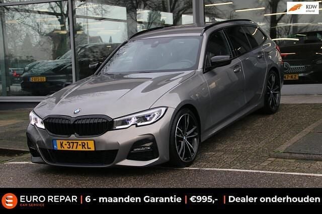 Grijs Gebruikt 2021 BMW 320 Executive Stationwagen | € 28.295 (Eerlijke prijs) - Afbeelding 1/4