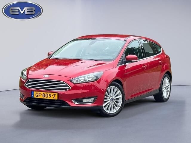 Rood Gebruikt 2015 Ford Focus Titanium Hatchback | € 8.945 (Goede deal) - Afbeelding 1/4