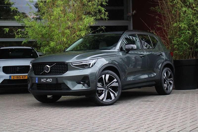 Grijs Nieuw 2025 Volvo XC40 Plus SUV | € 61.900 - Afbeelding 1/4