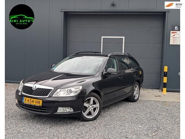 Zwart Gebruikt 2011 Skoda Octavia Business Line Stationwagen | € 4.345 (Eerlijke prijs) - Afbeelding 1/4