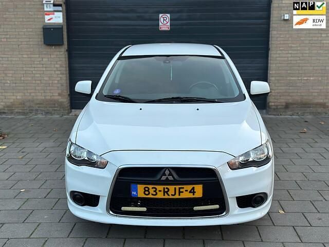 Wit (metallic) Gebruikt 2011 Mitsubishi Lancer Sportback Edition Hatchback | € 4.950 (Eerlijke prijs) - Afbeelding 1/4