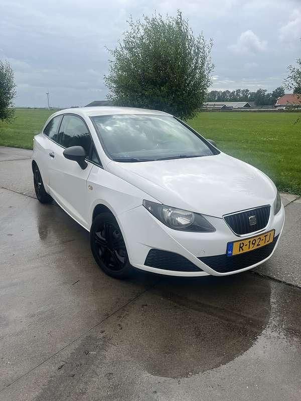 Wit Gebruikt 2009 Seat Ibiza Reference MPV | € 2.800 (Eerlijke prijs) - Afbeelding 1/4
