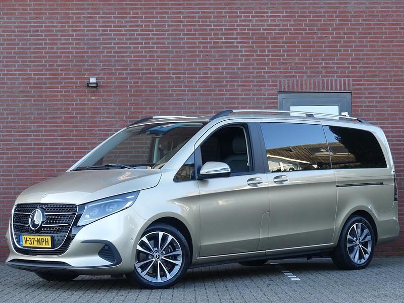 Geel (metallic) Occasion 2024 Mercedes V220 MPV | € 65.950 - Afbeelding 1/4