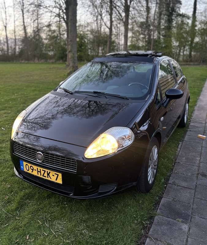 Zwart Gebruikt 2009 Fiat Punto Dynamic Hatchback | € 1.650 (Eerlijke prijs) - Afbeelding 1/4