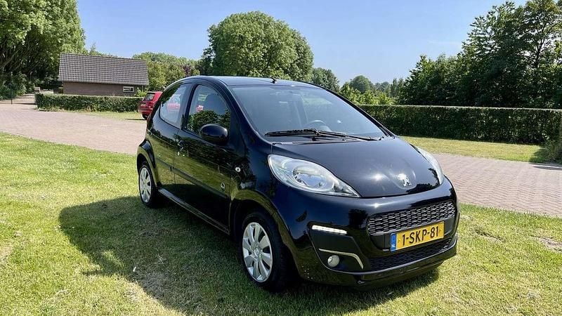 Zwart Gebruikt 2013 Peugeot 107 Envy Hatchback | € 3.900 (Eerlijke prijs) - Afbeelding 1/4