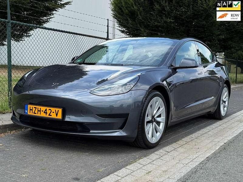 Grijs Gebruikt 2022 Tesla Model 3 Standard Range Sedan | € 28.995 (Eerlijke prijs) - Afbeelding 1/4