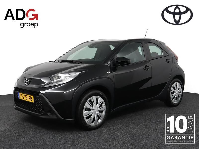 Zwart Occasion 2024 Toyota Aygo X Play SUV | € 17.550 (Eerlijke prijs) - Afbeelding 1/4