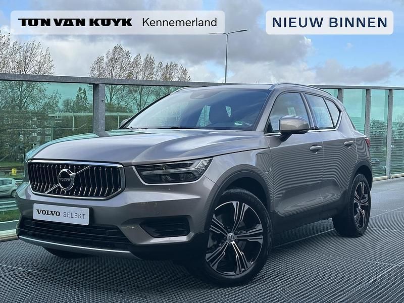 Grijs Gebruikt 2022 Volvo XC40 Inscription SUV | € 37.950 (Eerlijke prijs) - Afbeelding 1/4