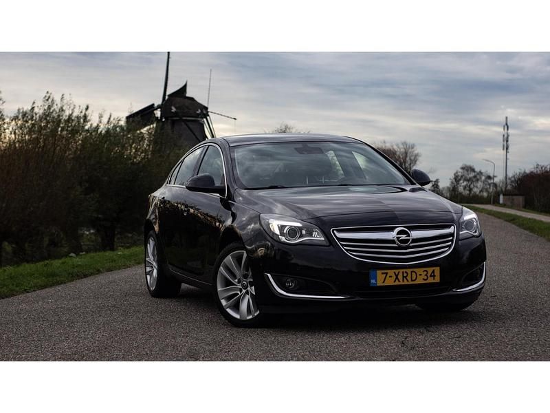 Zwart (metallic) Gebruikt 2014 Opel Insignia Cosmo Hatchback | € 11.950 (Eerlijke prijs) - Afbeelding 1/4