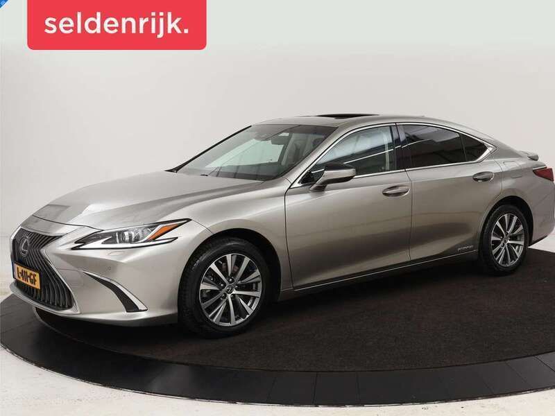 Grijs, metallic lak Gebruikt 2021 Lexus ES300 Sedan | € 31.900 (Eerlijke prijs) - Afbeelding 1/4