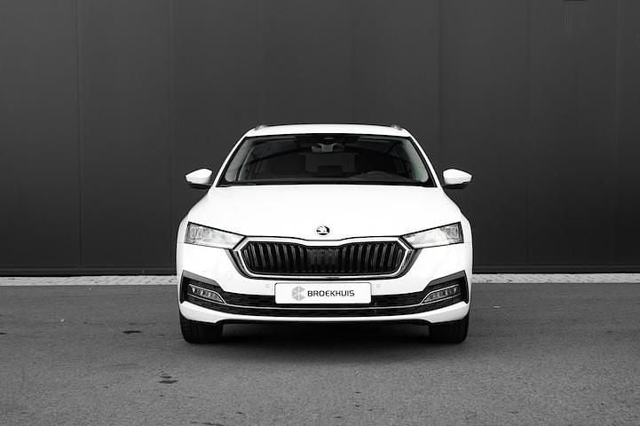 Occasion Skoda Octavia Business Line 204 PK (150 kW) 2022 Wit Stationwagen
