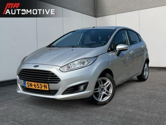 Grijs, metallic lak Gebruikt 2014 Ford Fiesta Titanium Hatchback | € 5.845 (Goede deal) - Afbeelding 1/4