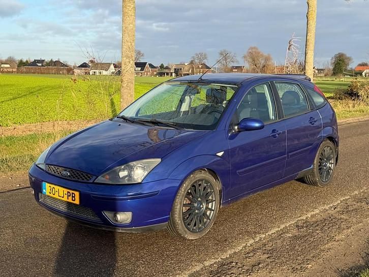 Blauw Occasion 2003 Ford Focus ST Hatchback | € 3.150 (Eerlijke prijs) - Afbeelding 1/4