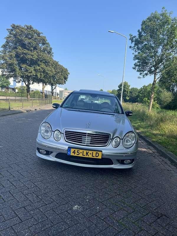 Grijs Gebruikt 2003 Mercedes E500 Sedan | € 6.950 (Eerlijke prijs) - Afbeelding 1/4