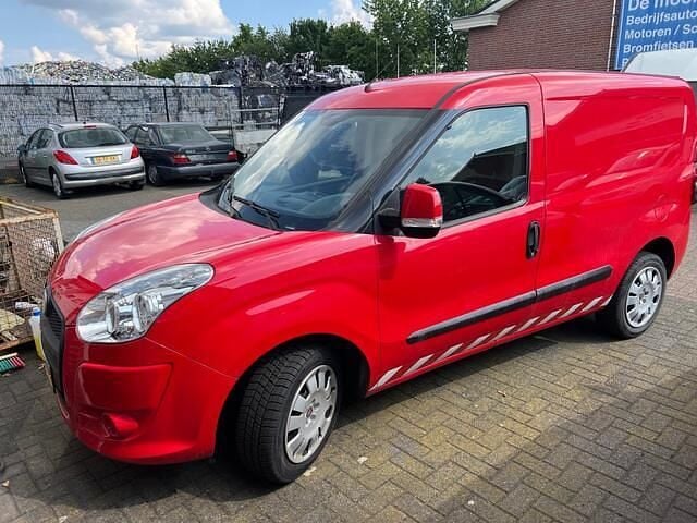 Rood Gebruikt 2013 Fiat Doblò MPV | € 6.499 - Afbeelding 1/4