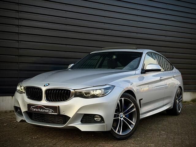 Grijs / glaciersilber metallic (a83) Occasion 2019 BMW 320 M Sport Hatchback | € 15.750 - Afbeelding 1/4