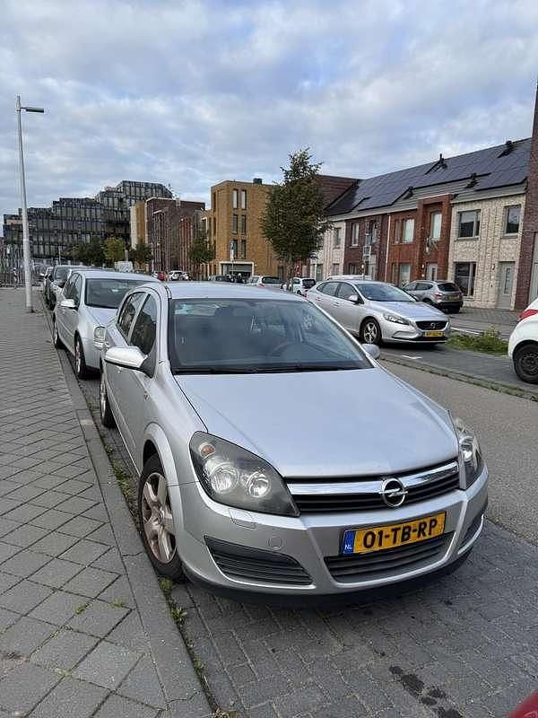 Grijs Gebruikt 2006 Opel Astra Edition Hatchback | € 899 (Goede deal) - Afbeelding 1/4