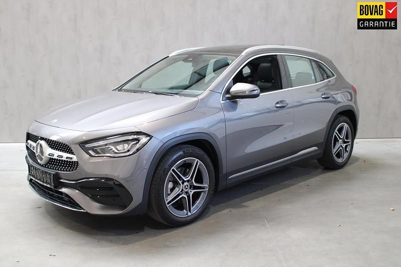 Grijs Occasion 2022 Mercedes GLA200 AMG line SUV | € 37.495 (Eerlijke prijs) - Afbeelding 1/4