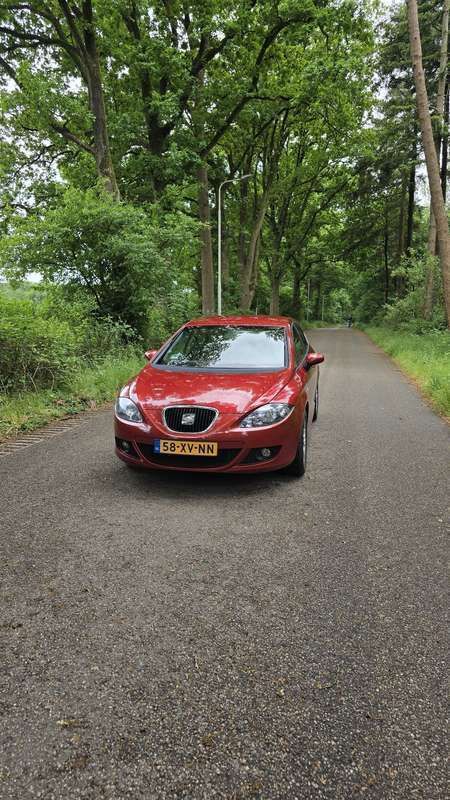 Rood Gebruikt 2007 Seat Leon MPV | € 3.045 (Eerlijke prijs) - Afbeelding 1/4