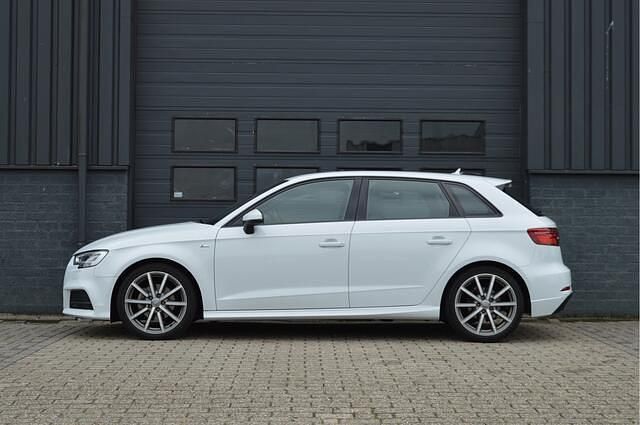 Wit Gebruikt 2018 Audi A3 Sportback S-Line Hatchback | € 16.950 (Eerlijke prijs) - Afbeelding 1/3