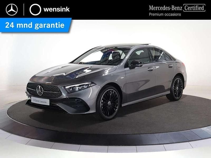 Grijs Gebruikt 2025 Mercedes A250 Business Sedan | € 42.350 (Duur) - Afbeelding 1/4