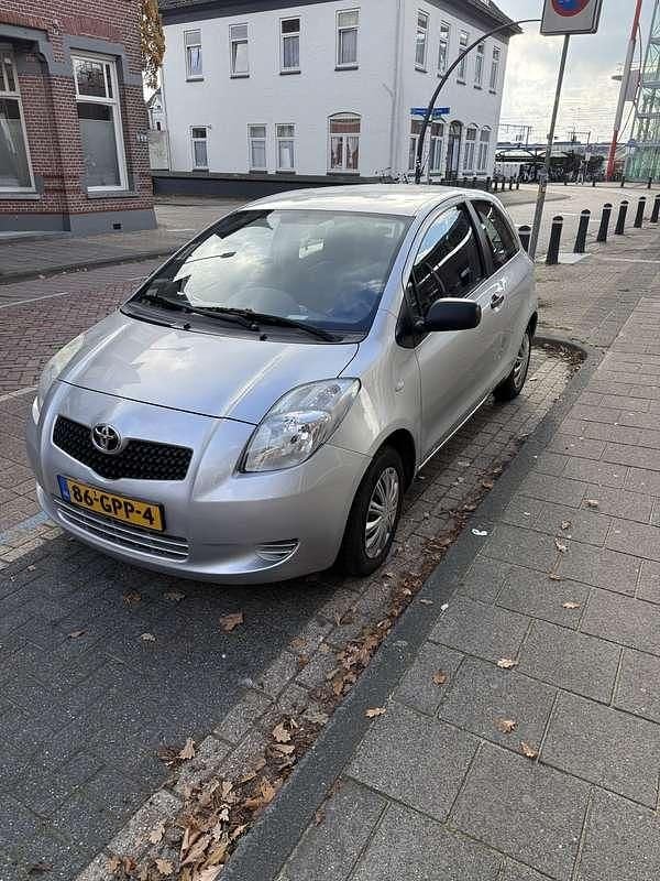 Grijs Occasion 2008 Toyota Yaris MPV | € 4.850 (Eerlijke prijs) - Afbeelding 1/4