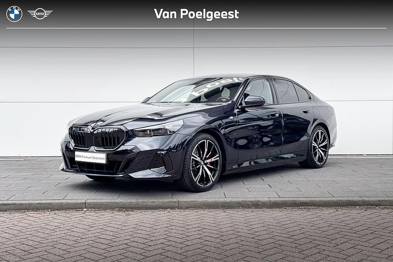 M carbonschwarz metallic (zwart metallic) Nieuw 2025 BMW 530e M Sport Sedan | € 72.900 (Iets duurder) - Afbeelding 1/4