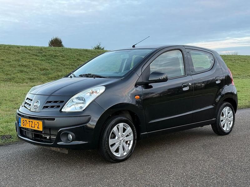 Zwart (metallic) Occasion 2012 Nissan Pixo Hatchback | € 3.750 (Eerlijke prijs) - Afbeelding 1/4