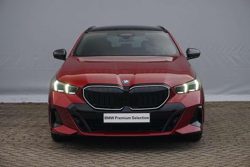 Occasion BMW 550e M Sport 489 PK (359 kW) 2025 Rood Stationwagen