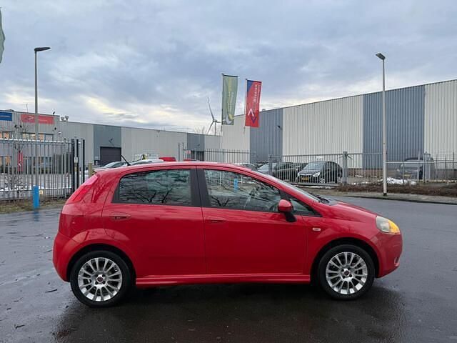 Occasion Fiat Grande Punto 77 PK (56 kW) 2010 Rood Hatchback