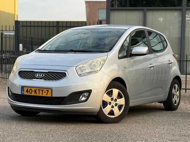 Grijs Gebruikt 2010 Kia Venga Hatchback | € 2.750 (Goede deal) - Afbeelding 1/4