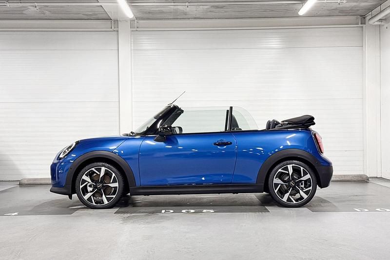 Nieuw Mini Cooper Cabriolet Favoured 163 PK (119 kW) 2025 Icy sunshine blue (c6l) (licht blauw) Cabriolet