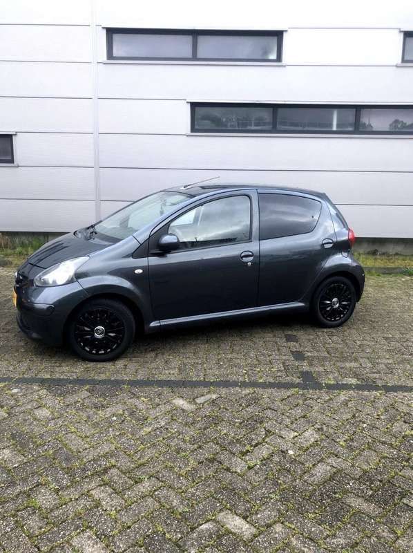Grijs Gebruikt 2006 Toyota Aygo Hatchback | € 1.500 (Goede deal) - Afbeelding 1/4